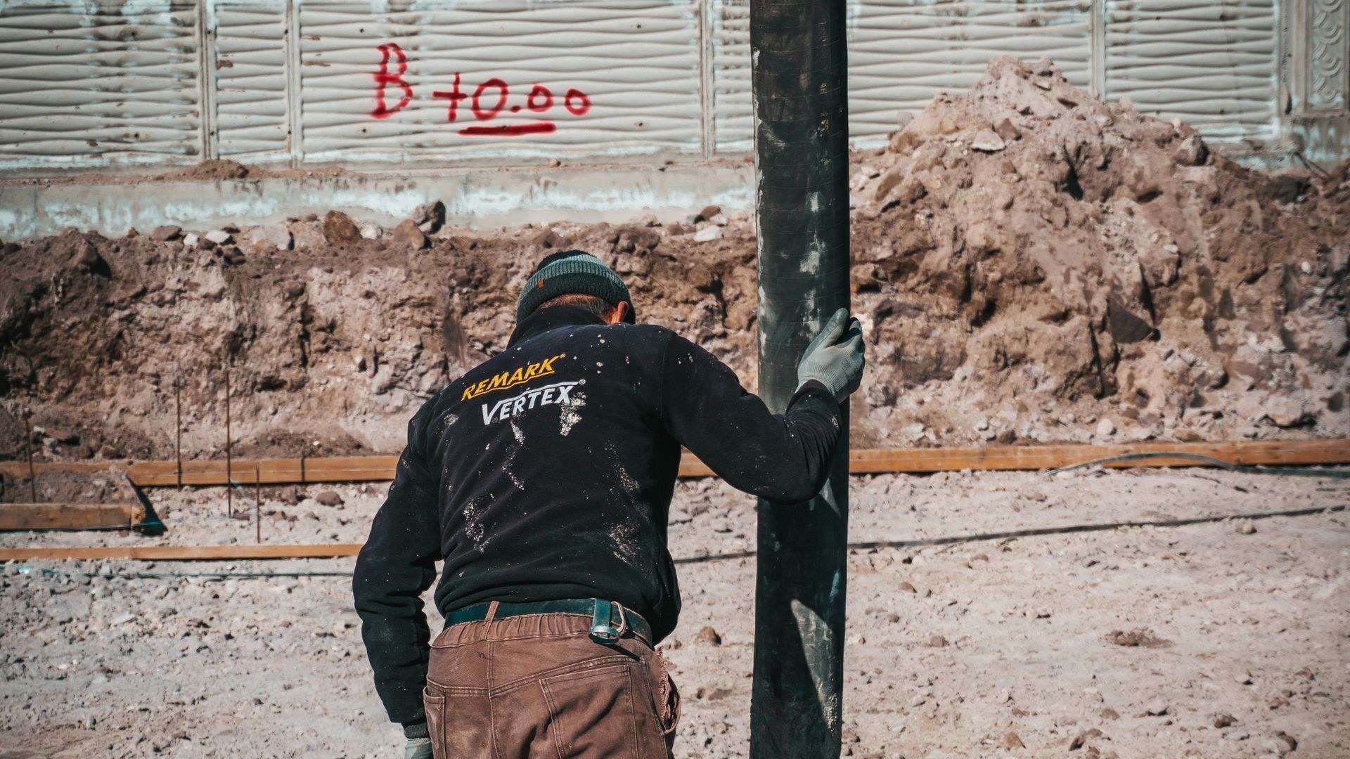 Villa şantiyesinde pompa ile beton dökümü