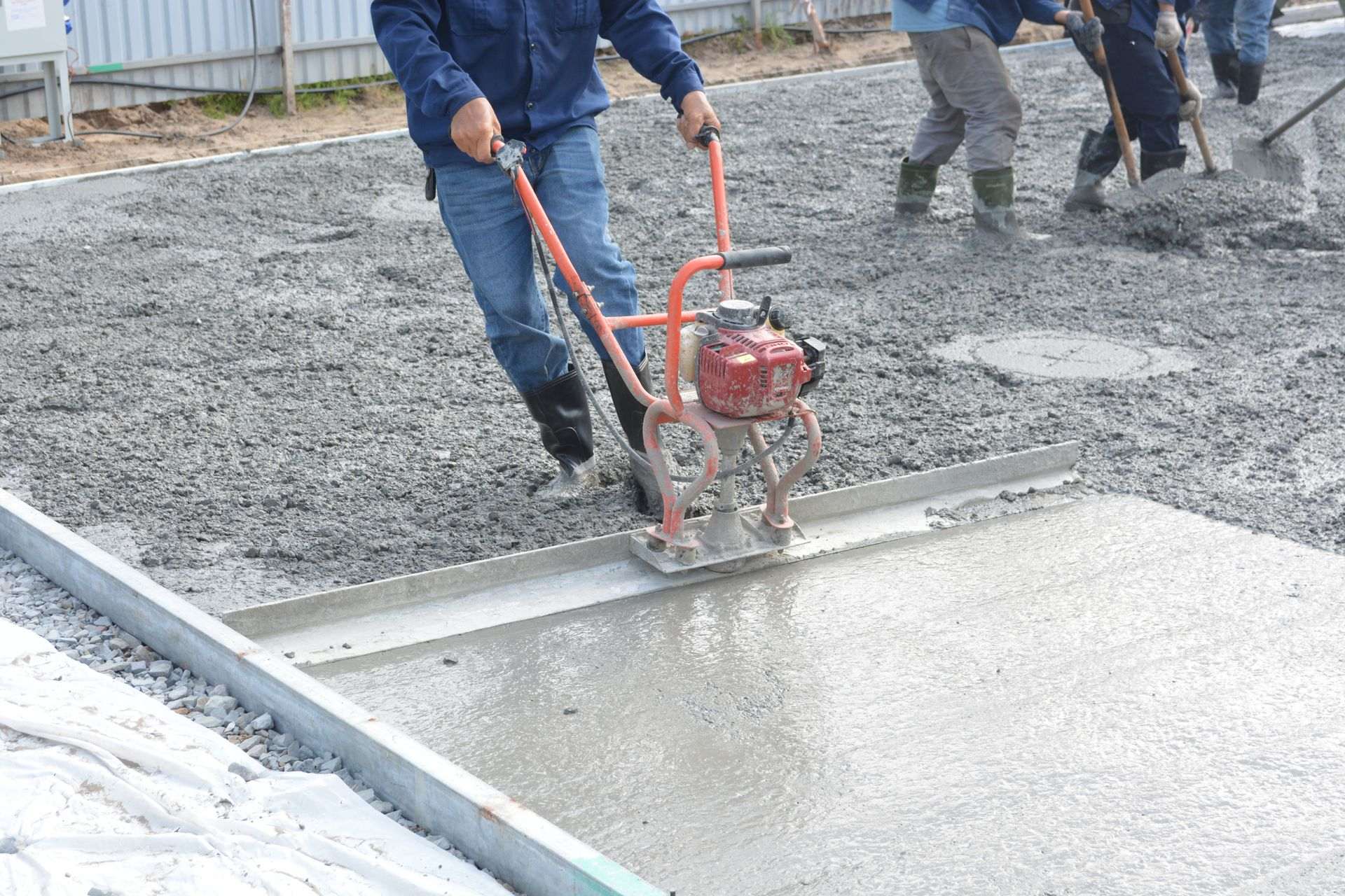 Saha betonunun mastarla düzeltilmesi