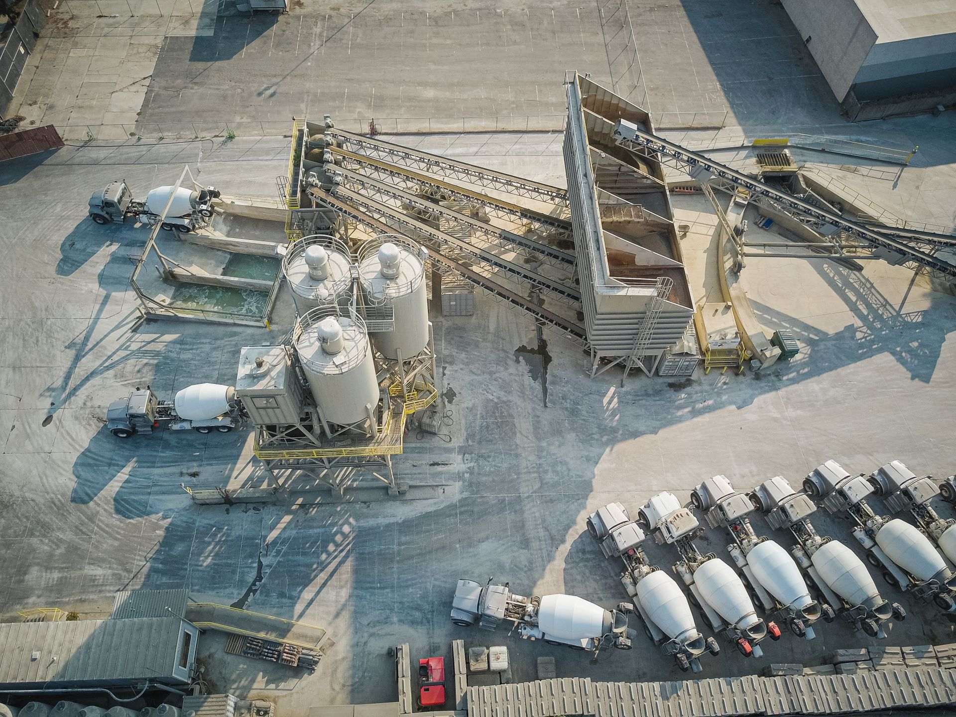 Beton santrali ve transmikserler, havadan görünüm